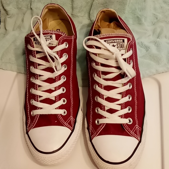 Converse all star men's burgundy tie up shoes size 12 pre owned